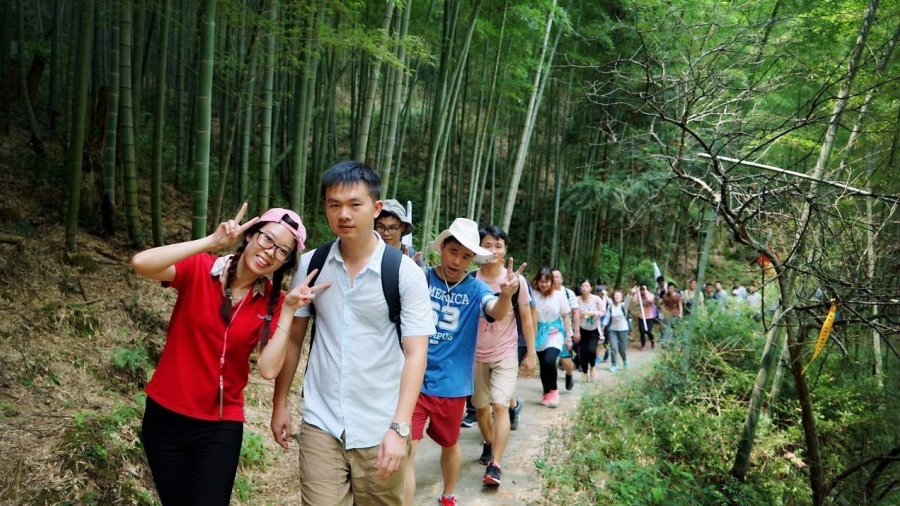 老外带你去团建-登山涉水探秘长白山